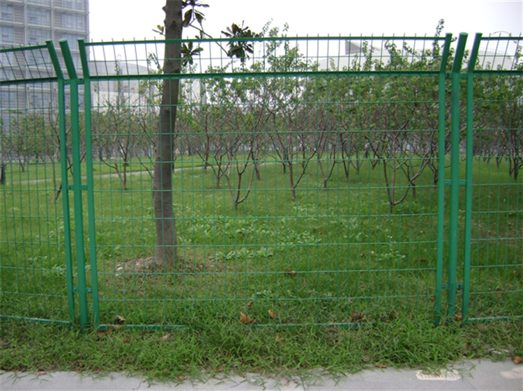 圈地隔離柵生產(chǎn)廠家圖片4 圈地隔離柵生產(chǎn)廠家圖片4