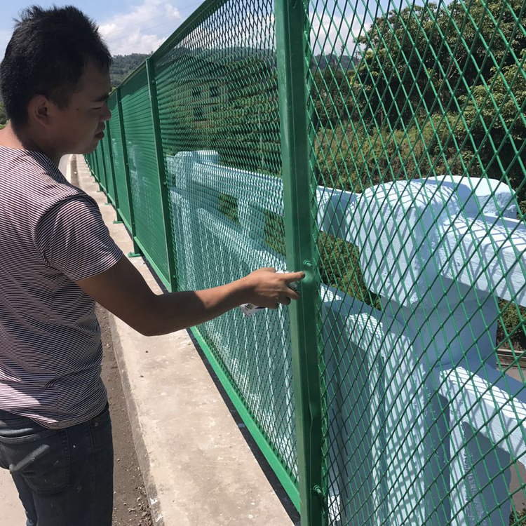 四川橋梁防拋網-橋梁阻隔柵圖片3 四川橋梁防拋網-橋梁阻隔柵圖片3