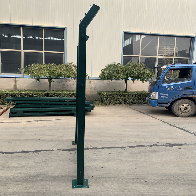 四川保稅區菱形護欄網圖片4