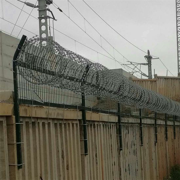 陜西加高防護(hù)柵欄圖片2