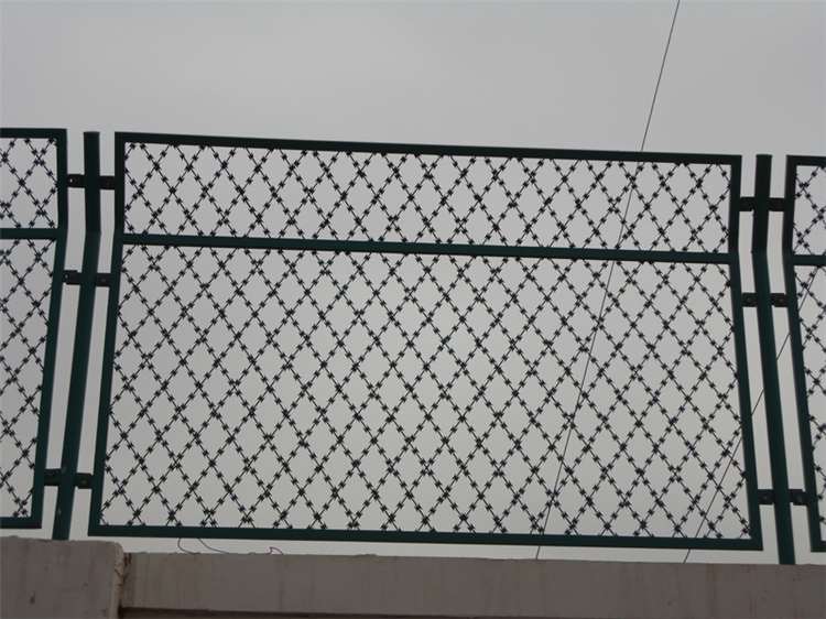 水源地防攀爬隔離網(wǎng)圖片1