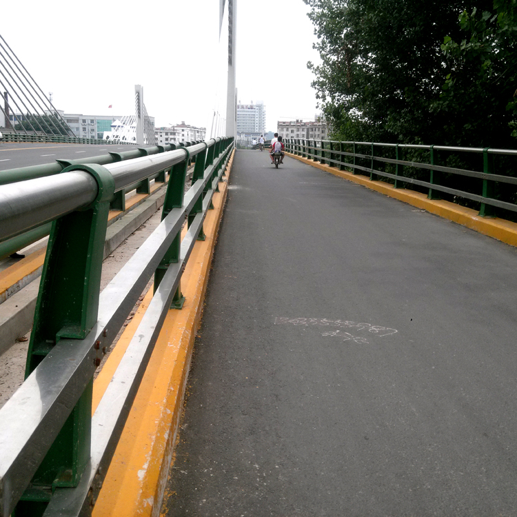 高速橋梁護(hù)欄圖片1 高速橋梁護(hù)欄圖片1