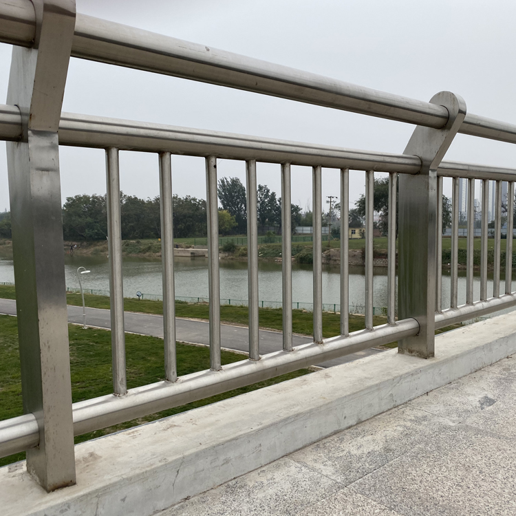 高速橋梁護(hù)欄圖片4 高速橋梁護(hù)欄圖片4