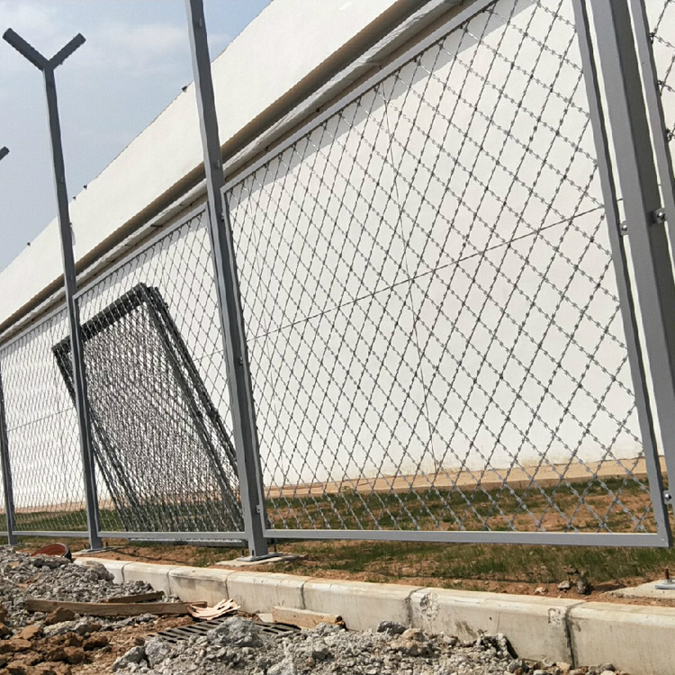 焊接刀片護欄網圖片3