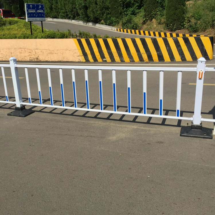 道路隔離鋅鋼護欄圖片4