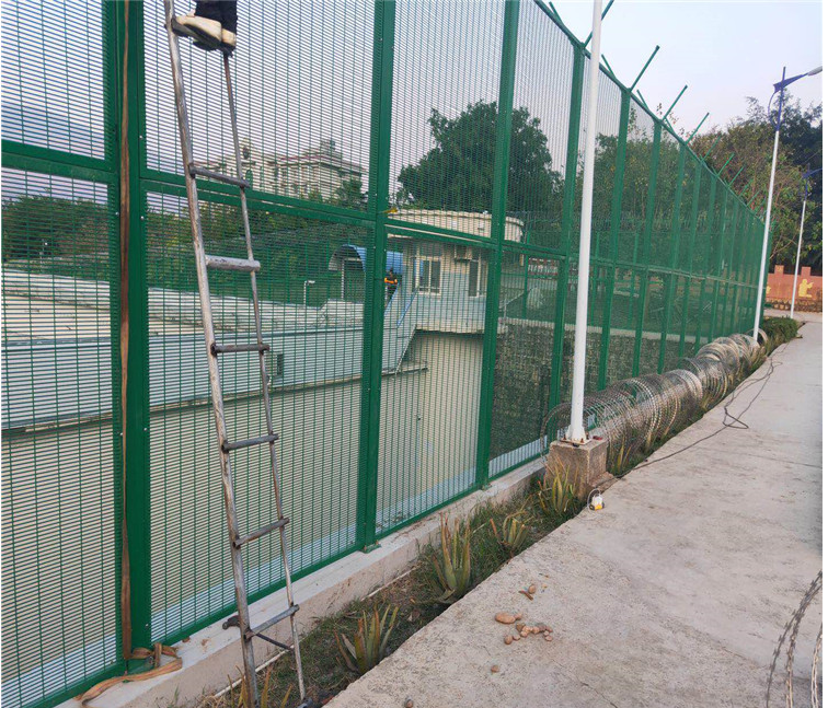 巡邏道頂部金屬隔離網圖片2 巡邏道頂部金屬隔離網圖片2