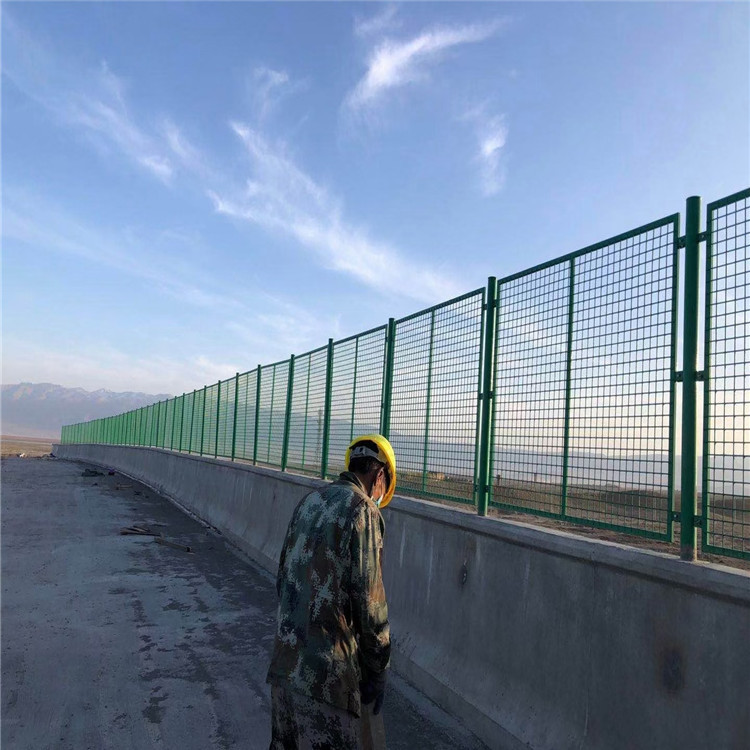 橋梁兩側隔離柵圖片1 橋梁兩側隔離柵圖片1