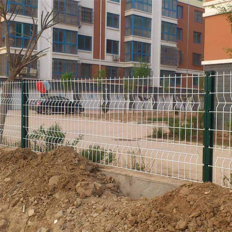 四川桃型柱加強折彎圍欄圖片4