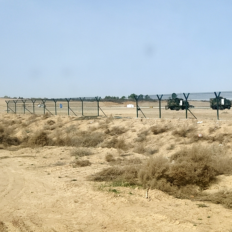 機場金屬隔離網(wǎng)安裝圖片2 機場金屬隔離網(wǎng)安裝圖片2