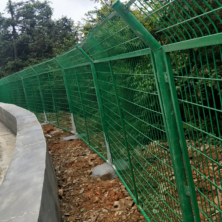 四川高速公路兩側防護隔離柵圖片2