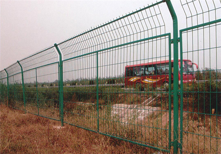 四川高速公路兩側防護隔離柵圖片3