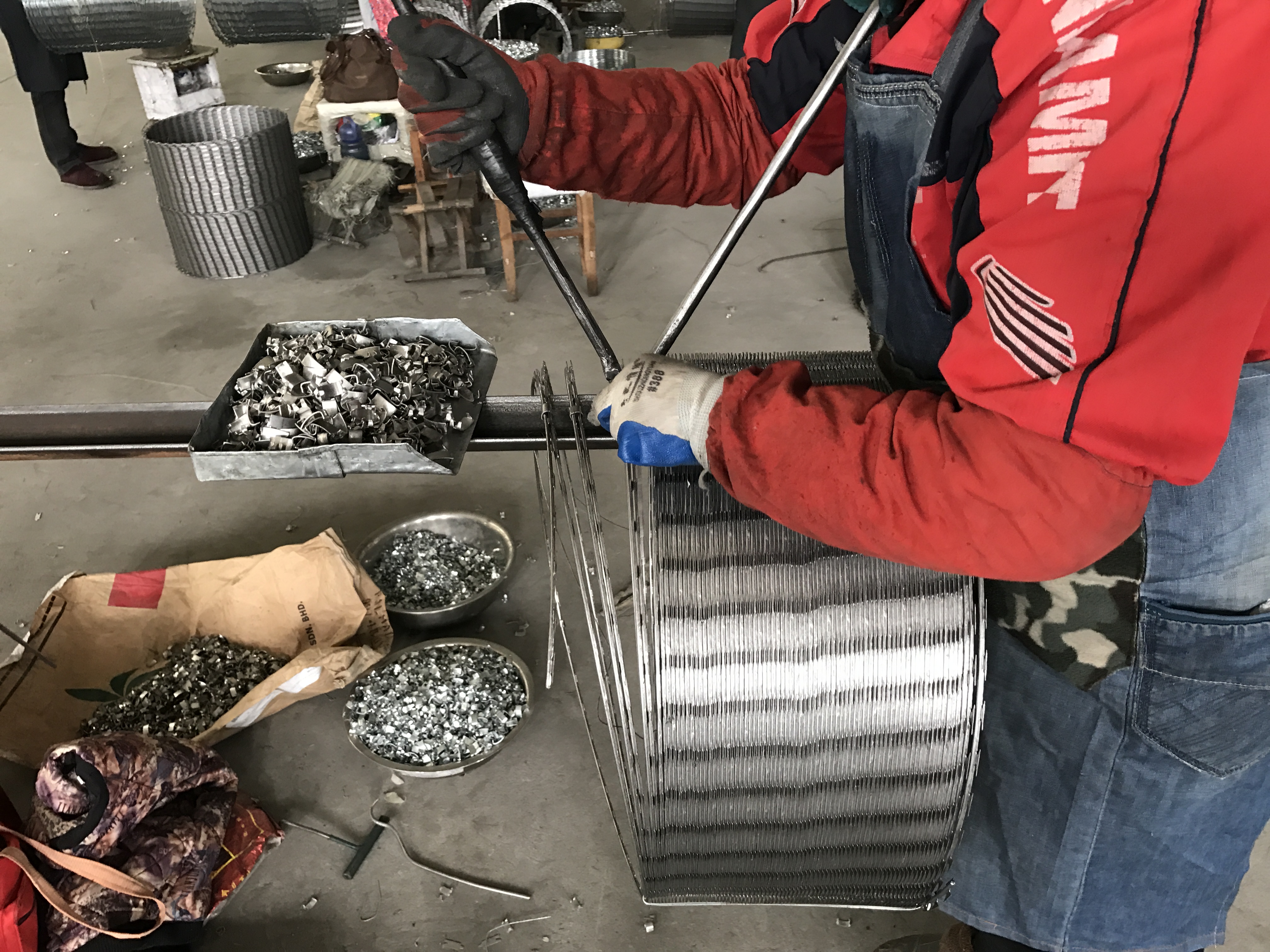 山東熱鍍鋅刺絲滾籠生產(chǎn)加工圖片2