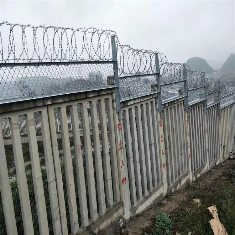 關于高鐵封閉式防護柵欄價格問題圖片4
