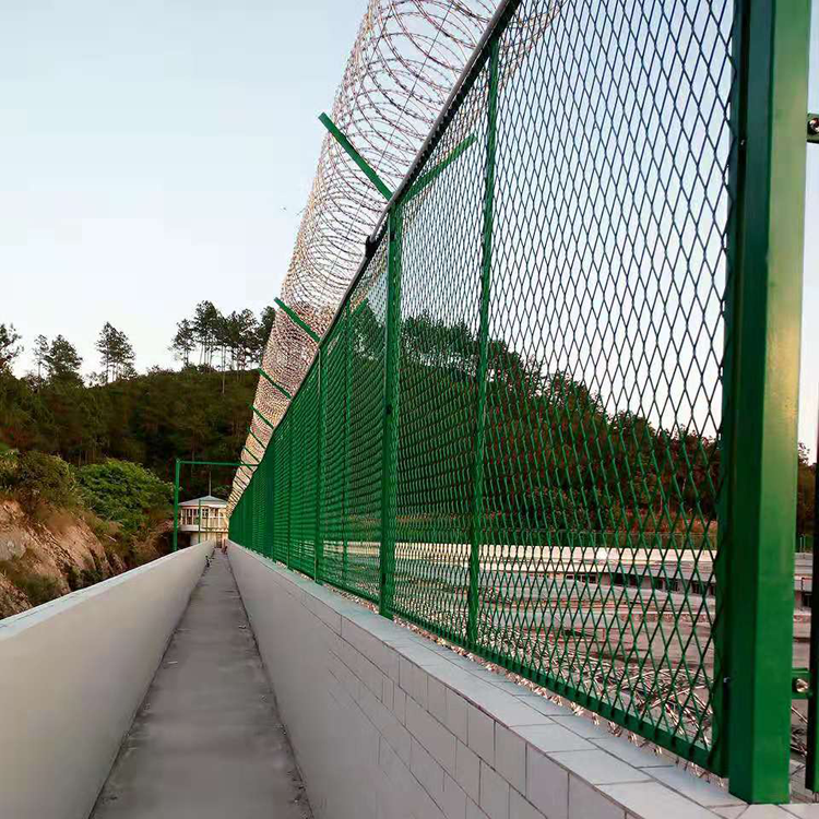 陜西 巡邏道鐵絲圍欄網圖片4 陜西 巡邏道鐵絲圍欄網圖片4