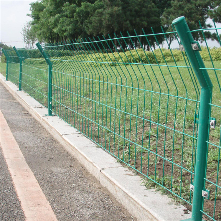 新疆公路隔離柵護(hù)欄圖片1 新疆公路隔離柵護(hù)欄圖片1