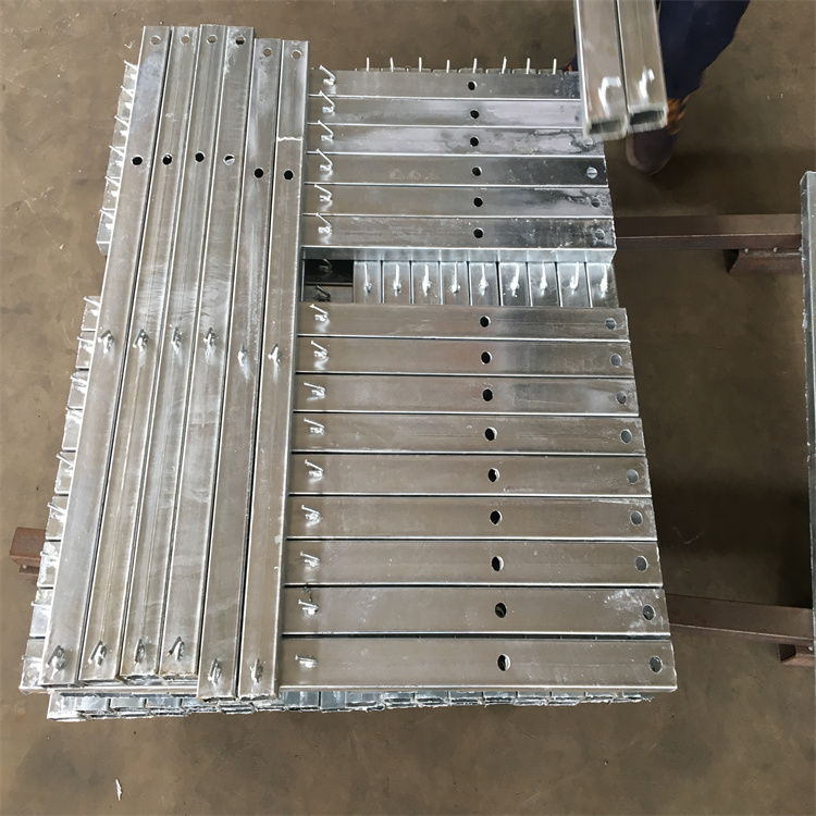 鐵路支架刀刺網熱鍍鋅處理圖片2