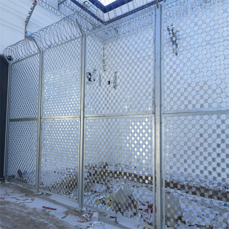 監(jiān)獄熱鍍鋅梅花刺片隔離網(wǎng)生產(chǎn)安裝圖片4 監(jiān)獄熱鍍鋅梅花刺片隔離網(wǎng)生產(chǎn)安裝圖片4