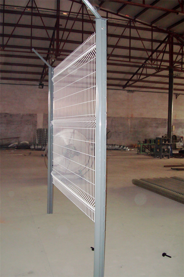 定制廠區圍欄網桃型柱款圖片6