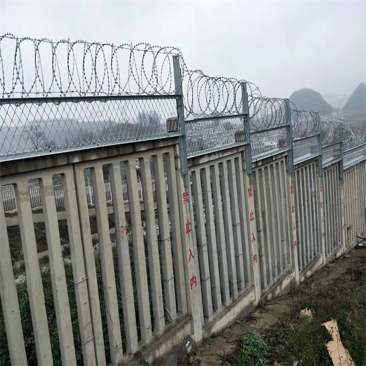 鐵路菱形網(wǎng)格防護網(wǎng)生產(chǎn)廠在哪圖片2 鐵路菱形網(wǎng)格防護網(wǎng)生產(chǎn)廠在哪圖片2