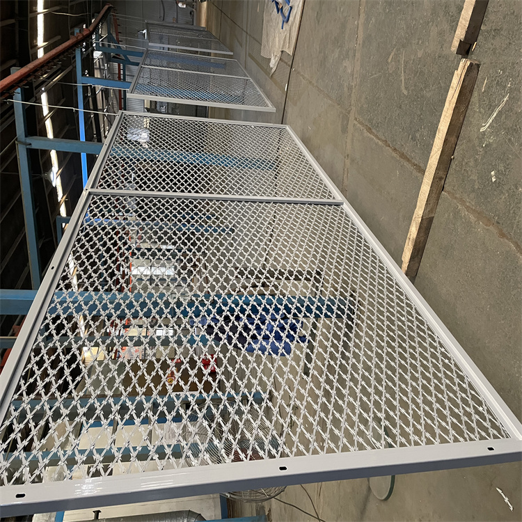 監(jiān)獄焊接刀片隔離網(wǎng)生產(chǎn)流程圖片4