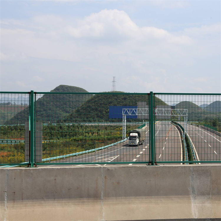 高速兩側路基金屬隔離網圖片3