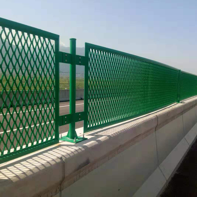 高速兩側路基金屬隔離網圖片4