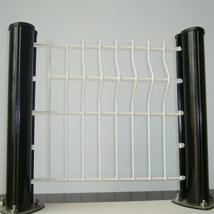 桃型柱三角折彎隔離網的生產工藝圖片2