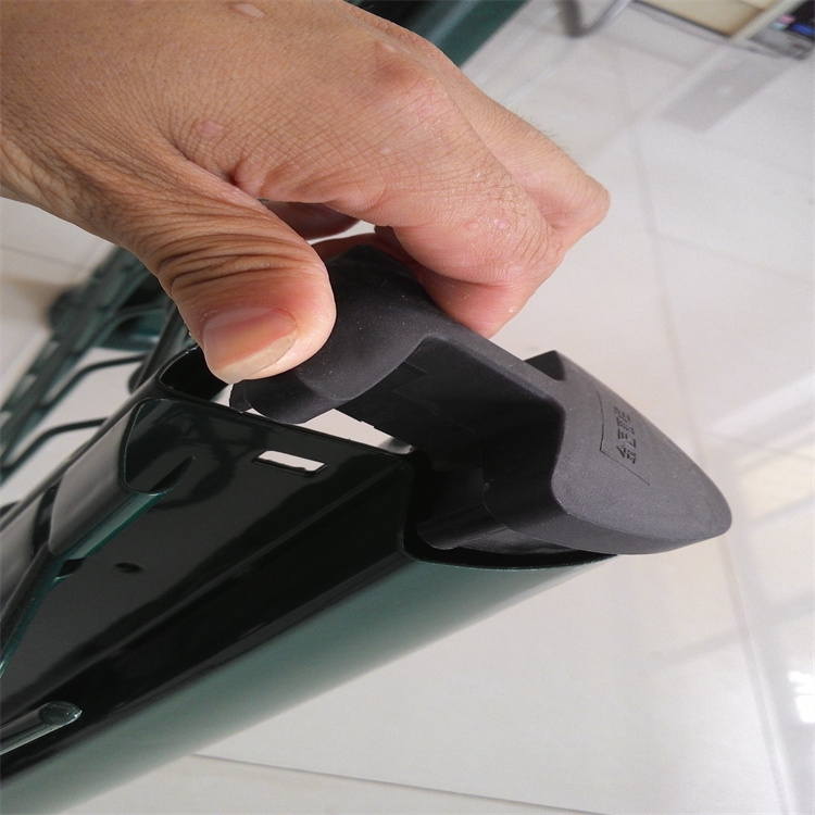 桃型柱三角折彎隔離網的生產工藝圖片3