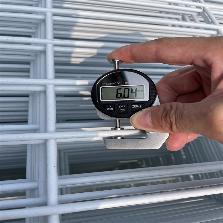 桃型柱三角折彎隔離網的生產工藝圖片6