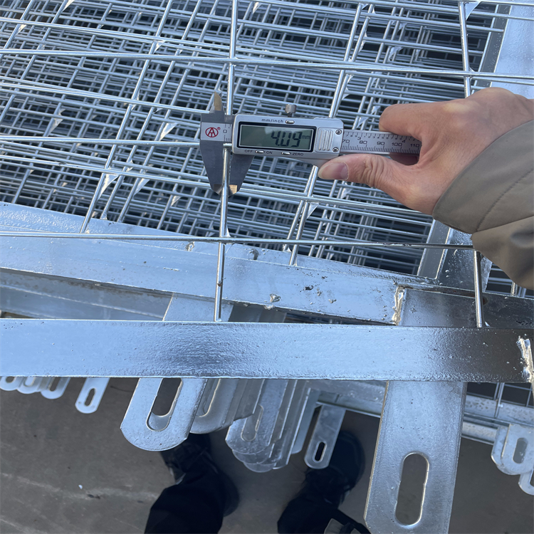 鐵路熱鍍鋅金屬防護(hù)柵欄圖片2
