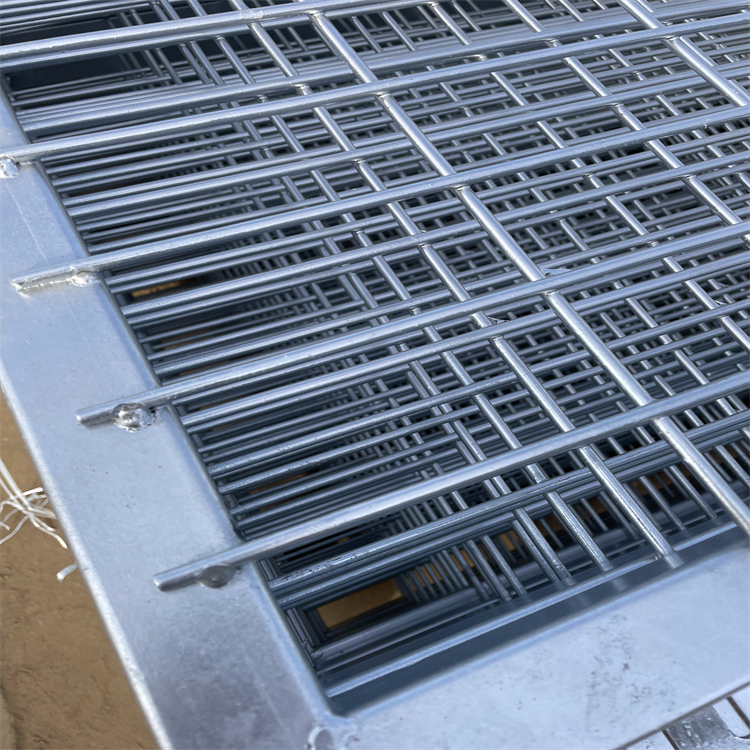 鐵路熱鍍鋅金屬防護(hù)柵欄圖片4