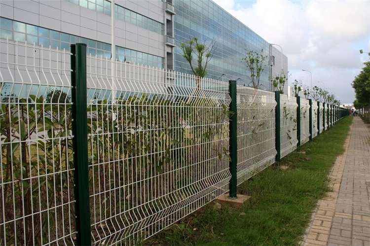 江蘇三角折彎桃型柱隔離網圖片6 江蘇三角折彎桃型柱隔離網圖片6